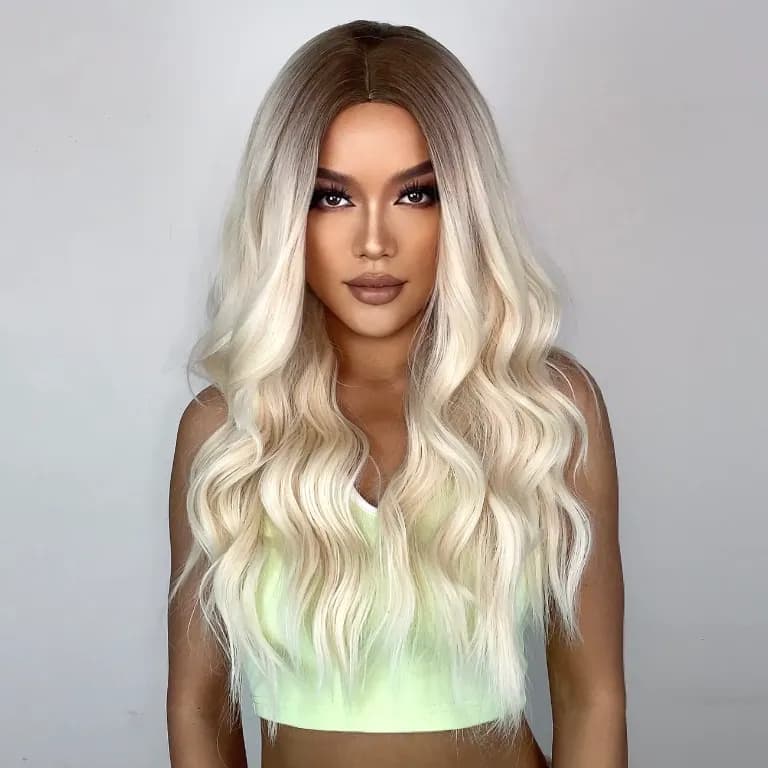 Ariana — дълга, вълнообразна, руса